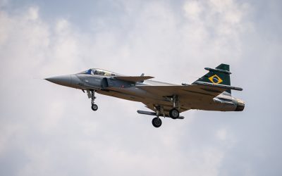 Chega a Brasília o primeiro SAAB Gripen F-39E para a celebração do Dia do Aviador